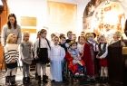 Dzieci z Przedszkola nr 3 w Wadowicach witające w Domu Rodzinnym Jana Pawła II górali z Podhala