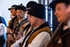 Górale w tradycyjnych strojach ludowych