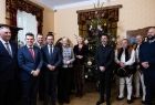 Iwona Gibas z Zarządu Województwa Małopolskiego wraz z uczestnikami uroczystości w Muzeum Dom Rodzinny Ojca Świętego Jana Pawła II w Wadowicach 