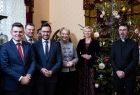 Iwona Gibas z zarządu województwa wraz uczestnikami uroczystości, m.in. posłami Filipem Kaczyńskim i Mariuszem Krystianem, oraz dyrektorem Muzeum Dom Rodzinny Ojca Świętego Jana Pawła II
