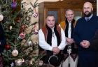 Uczestnicy wydarzenia, w tym radny województwa małopolskiego Jan Piczura, ubrany w strój góralski
