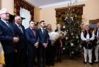 Uczestnicy wydarzenia zebrani przy choince w Domu Rodzinnym Jana Pawła II w Wadowicach