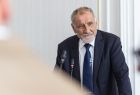 Jan Tadeusz Duda stoi przed mikrofonem.