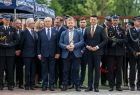 Wicemarszałek Łukasz Smółka i radny województwa Mirosław Dróźdż stoją wśród uczestników wydarzenia. Za nimi widoczna zieleń i niebieski namiot.