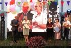 Iwona Gibas z zarządu województwa składa na scenie życzenia i przekazuje założycielowi fundacji Januszowi Marszałkowi nagrodę samorządu województwa małopolskiego