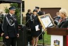 Członek zarządu województwa Iwona Gibas uroczyście wręcza Nagrodę Samorządu Województwa Małopolskiego dla OSP Kęty 