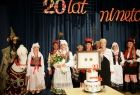Iwona Gibas z zarządu województwa wraz z członkami osieckiego zespołu Kotlina prezentują na scenie Nagrodę Samorządu Województwa Małopolskiego Polonia Minor