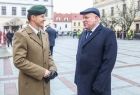 Wicemarszałek Ryszard Pagacz rozmawia z żołnierzem.
