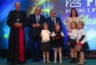 Wicemarszałek Ryszard Pagacz stoi z biskupem i dziećmi.