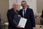 Wicemarszałek Ryszard Gawron stoi z mężczyzną w garniturze.