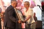 Iwona Gibas z zarządu województwa wręcza założycielowi fundacji Januszowi Marszałkowi nagrodę samorządu województwa - brązowy medal Polonia Minor