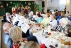 Uczestnicy wydarzenia oglądający muzyczne występy na scenie
