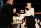Iwona Gibas z zarządu województwa wręcza Nagrodę Samorządu Województwa Małopolskiego Polonia Minor dla Orkiestry Dętej z Osieka, która także ma za sobą piękny jubileusz 40-lecie istnienia