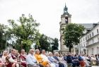 Publiczność podziwiająca występy artystów