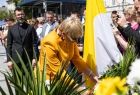 Iwona Gibas składa kwiaty