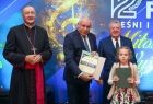 Wicemarszałek Ryszard Pagacz trzyma dyplom.