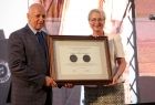 Iwona Gibas z zarządu województwa oraz Janusz Marszałek prezentujący wspólnie Nagrodę Samorządu Województwa Małopolskiego Brązowy Medal Polonia Minor