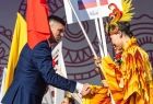 Łukasz Smółka gratuluje artystom na scenie