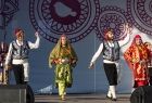 Grupa folklorystyczna podczas tańca