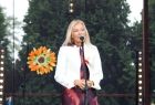 Poseł RP Anna Pieczarka stoi przy mikrofonie.