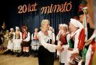 Iwona Gibas z Zarządu Województwa Małopolskiego gratulująca na scenie artystom z Osieka
