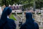 Siostry zakonne patrzące w stronę sceny i Ołtarza Trzech Tysiącleci