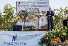 Wicemarszałek Ryszard Pagacz stoi na scenie przy mikrofonie. 