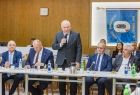 Wicemarszałek Ryszard Pagacz stoi przy stole.