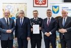 Wicemarszałek Ryszard Gawron stoi z ludźmi.