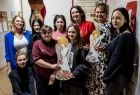 Marta Malec-Lech z zarządu województwa stoi z podopiecznymi placówki Słoneczny Dom.