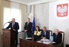 Wicemarszałek Ryszard Gawron stoi przy prezydium.