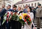 Delegacje z kwiatami. 