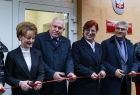 Uczestnicy wydarzenia przecinają wstęgę.