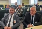 Wicemarszałek Ryszard Pagacz siedzi przy stole. Obok mężczyzna.