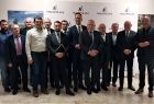 Wicemarszałek Ryszard Pagacz stoi z uczestnikami wydarzenia. Z tyłu widoczna ściana z napisem Małopolska.