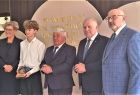 Wicemarszałek Ryszard Pagacz stoi z uczestnikami wydarzenia.