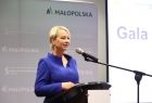 Iwona Gibas z zarządu województwa stoi przy mikrofonie.