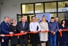Wicemarszałek Ryszard Pagacz przecina wstęgę. Obok stoją inni ludzie.