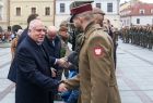 Wicemarszałek Ryszard Pagacz podaje rękę żołnierzowi.