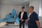 Wicemarszałek Łukasz Smółka rozmawia z lekarzem w sali szpitalnej.