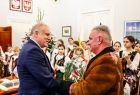 Wicemarszałek Ryszard Pagacz podaje rękę góralowi.