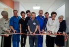 Wicemarszałek Łukasz Smółka przecina wstęgę na szpitalnym korytarzu.