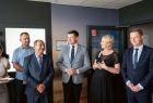 Wicemarszałek Łukasz Smółka i Iwona Gibas z zarządu województwa stoją z innymi ludźmi.