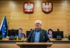 Stanisław Pasoń stoi na mównicy.