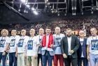 Marszałek Łukasz Smółka stoi na płycie stadionu z organizatorami memoriału.