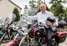 Wicemarszałek Ryszard Pagacz siedzi na motocyklu, w ręce trzyma kask.