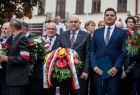 Wicemarszałek Ryszard Pagacz trzyma wieniec.