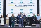 Wicemarszałek Ryszard Pagacz stoi na scenie. Za nim widoczny napis Lipnica Murowana.