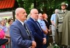 Wicemarszałek Ryszard Pagacz stoi obok seniora. Z tyłu widoczny żołnierz.