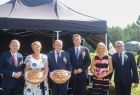 Radny województwa Piotr Dziurdzia stoi przy namiocie z uczestnikami wydarzenia.